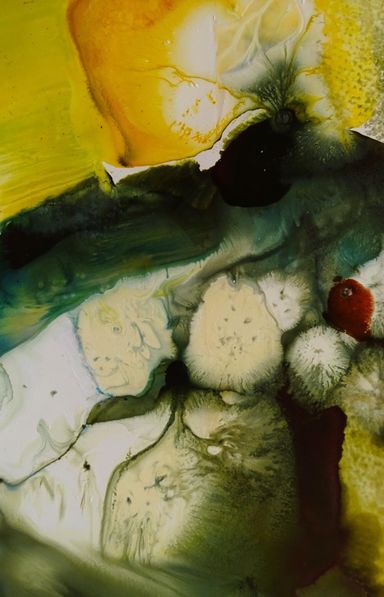 Fließende abstrakte Landschaft mit Gelb, Grün, Schwarz und Weiß – organische Texturen, Lichtspiel im oberen Bildbereich.
